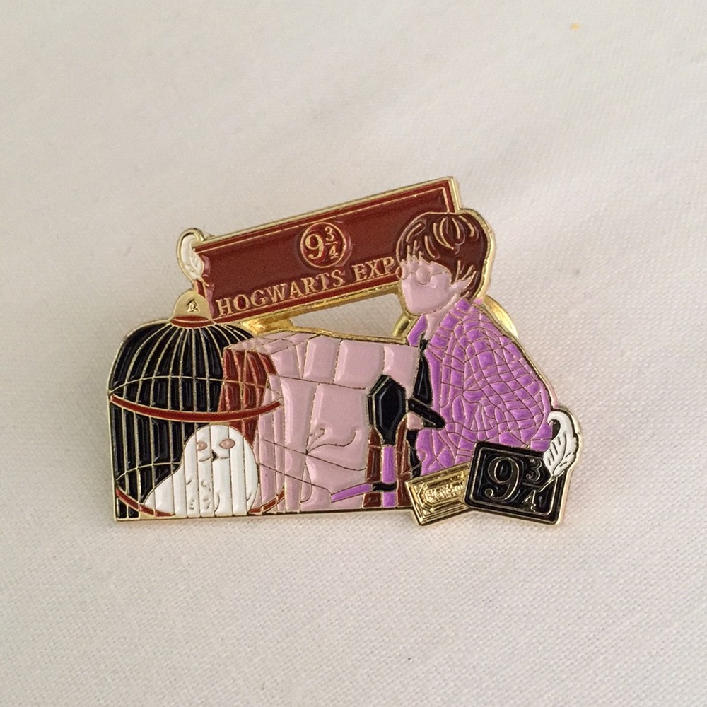 🍏50% OFF/3+...Harry Potter with luggage at Hogwarts Express 9 3/4 Pin